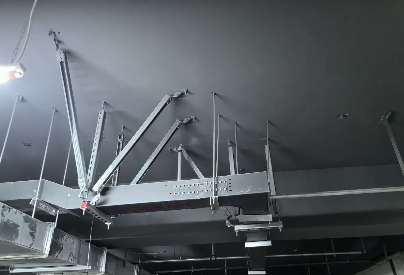 Prefabricated seismic bracing assembly on a cable tray run